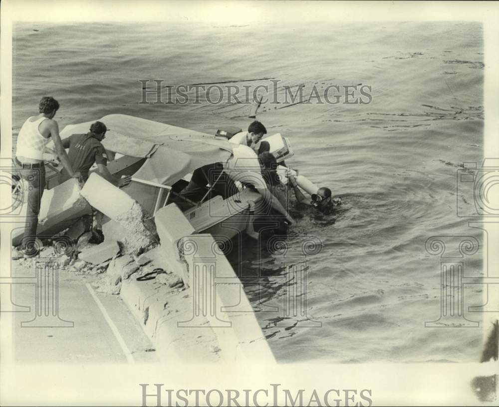 1974 Press Photo Rescue team searching the water after Lake Pontchartrain crash- Historic Images