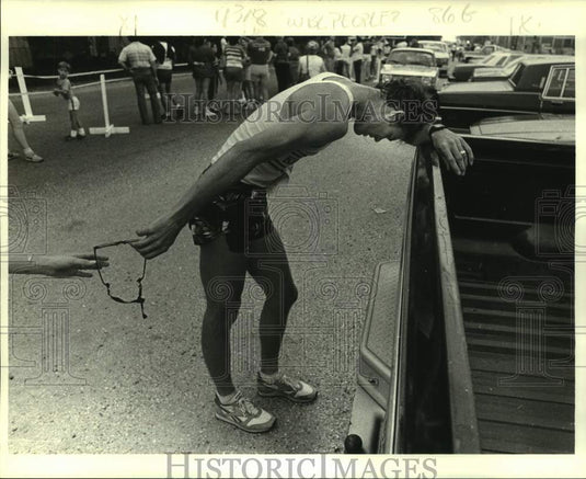1984 Press Photo Runner Rick Kohrs after finishing the 5k race in St. Bernard- Historic Images