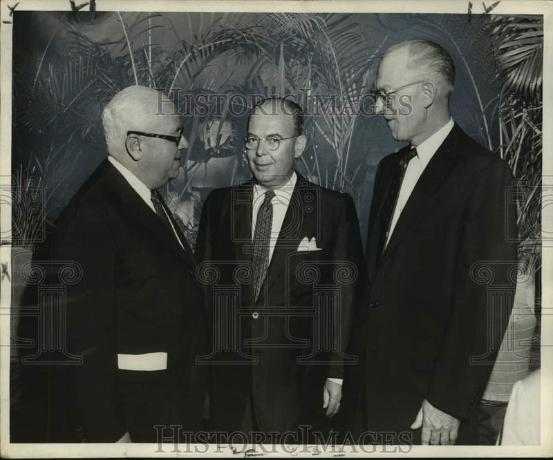 Load image into Gallery viewer, 1955 Press Photo Delegates to the Mississippi Valley World Trade Conference
