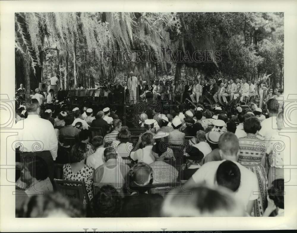 1956 Press Photo James T. Burns address crowd under oaks at Fontainebleau