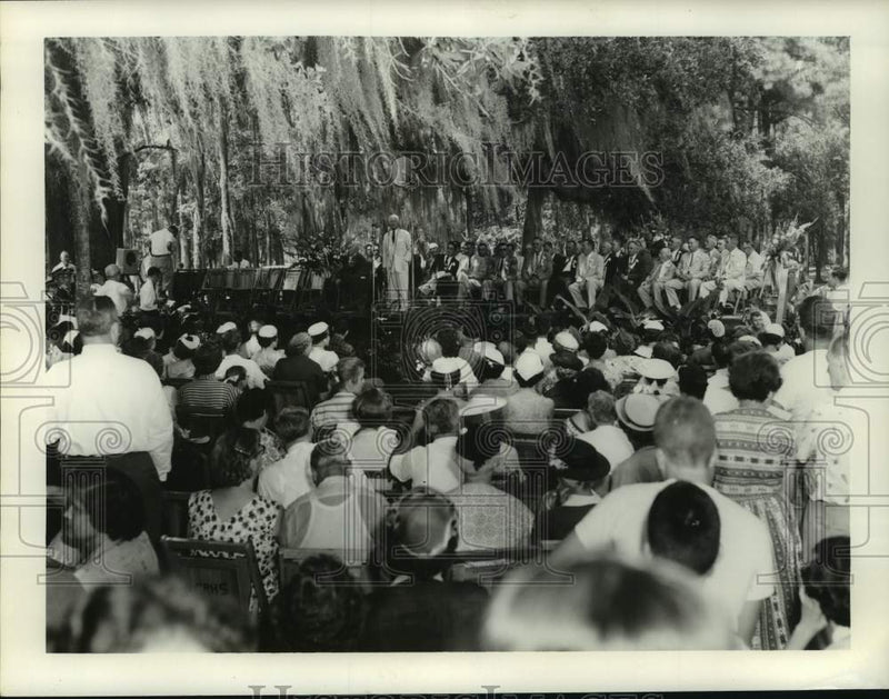 Load image into Gallery viewer, 1956 Press Photo James T. Burns address crowd under oaks at Fontainebleau
