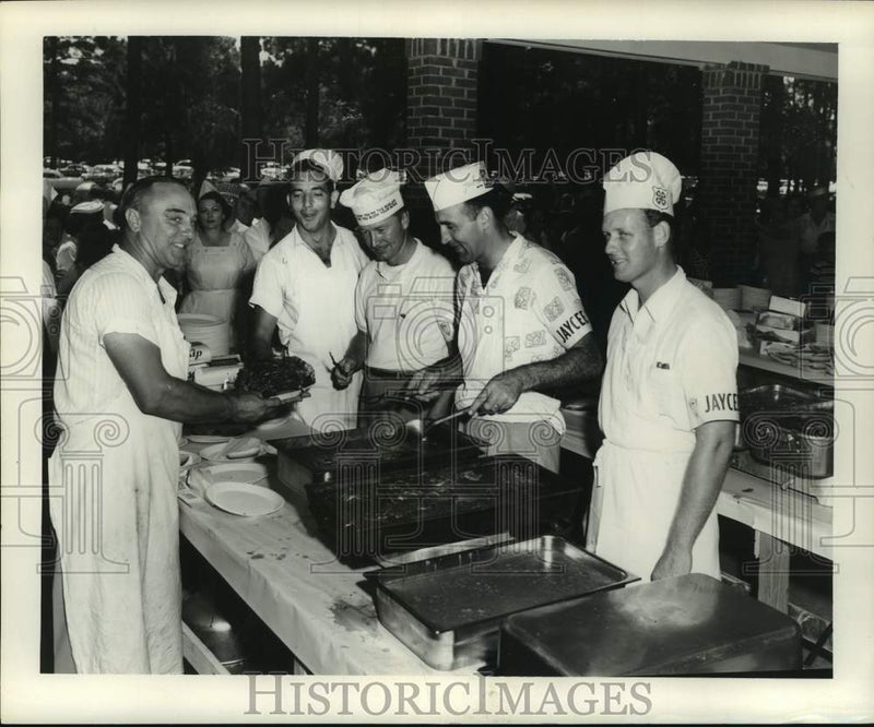 Load image into Gallery viewer, 1956 Press Photo Covington Jaycees ready barbecue for waiting crowd - nob52756
