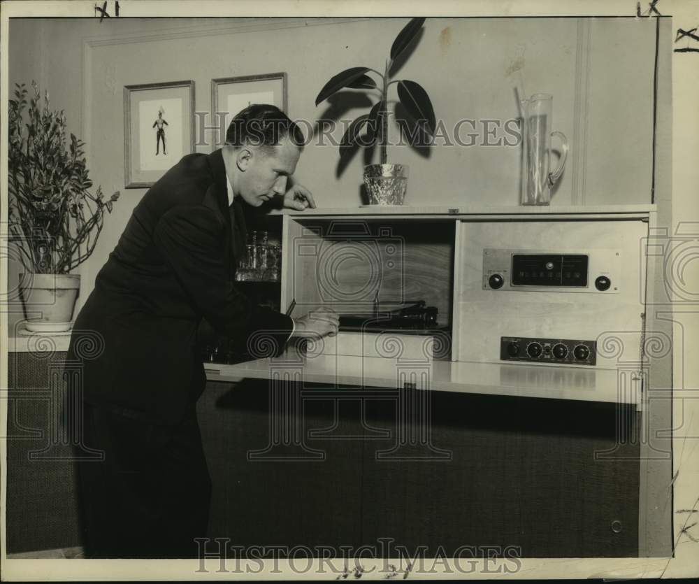 1954 Press Photo George Koffsky Jr., 1015 Pine, cost of set approximately $800- Historic Images