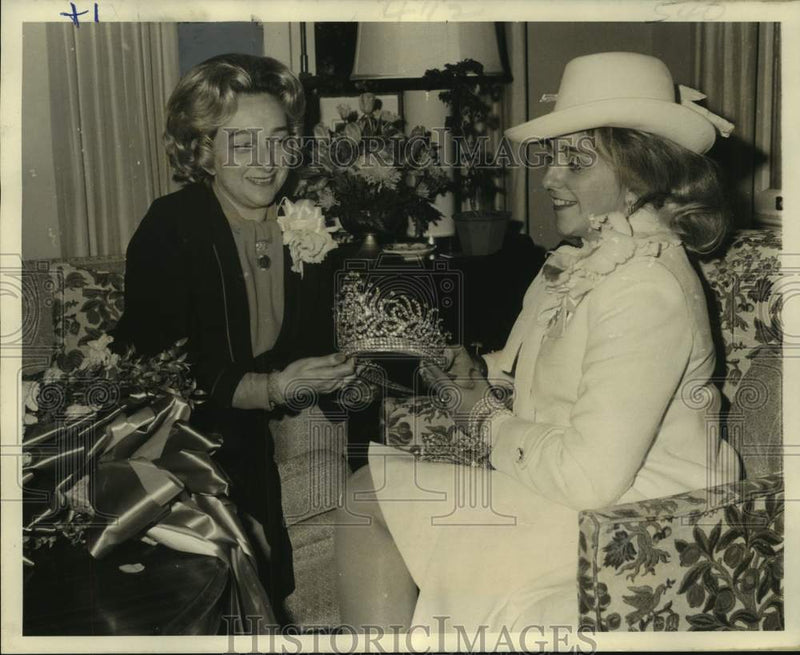 Load image into Gallery viewer, 1974 Press Photo Queen of Carnival Anne Cameron Kock shows crown to her mother
