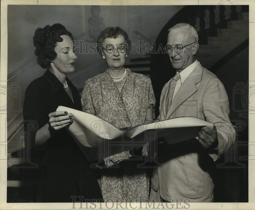 1951 Press Photo Richard Koch shows expansion program to McGehee School staff- Historic Images