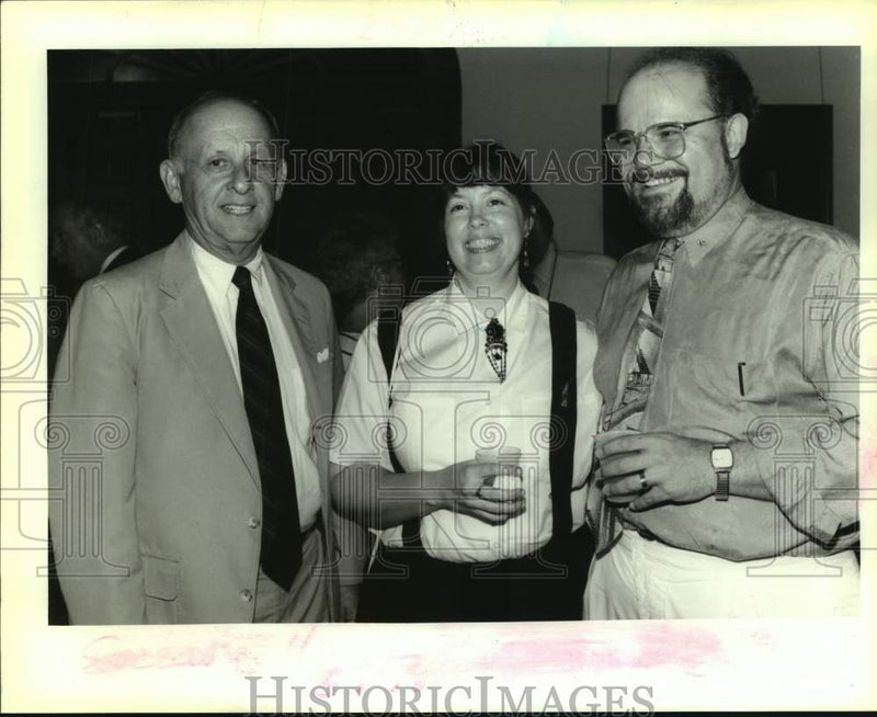 Load image into Gallery viewer, 1992 Press Photo Make Mine Bourbon - Albert Mintz, Leslie &amp; Larry Knowles
