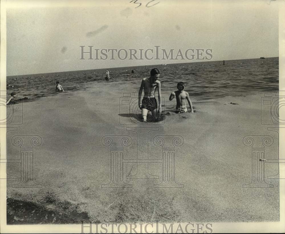 1972 Press Photo Waders make way through green scum at New Orleans Lakefront- Historic Images