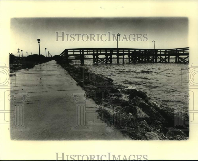 Load image into Gallery viewer, 1978 Press Photo Lake Front Sea Wall - Lake Pontchartrain - nob53156
