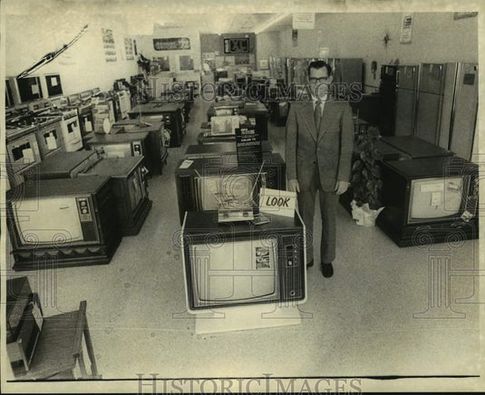1972 Press Photo Mr. David Kelso at K and S. TV Appliance Sales at Veterans Blvd- Historic Images