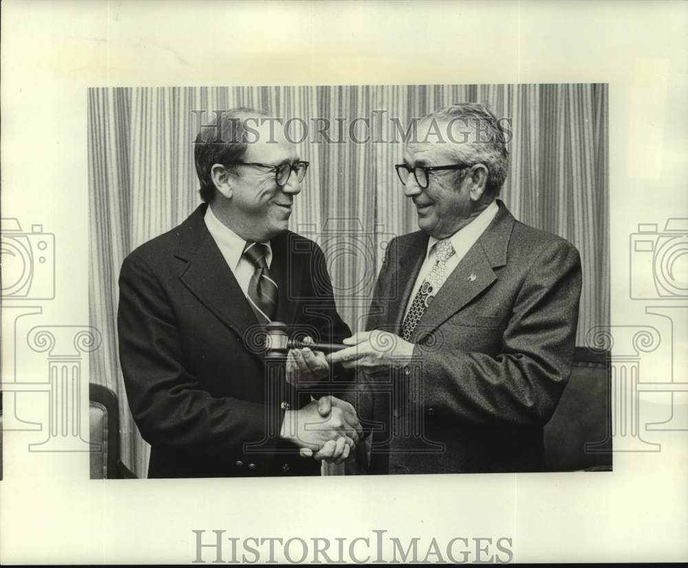 1975 Press Photo Paul R. Kalman turning over reigns/gavel to Harold C. Mauney- Historic Images