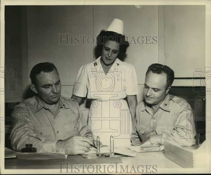 Load image into Gallery viewer, 1952 Press Photo Warren Kless, Captain May Duke and Lieutenant Ralph Milone

