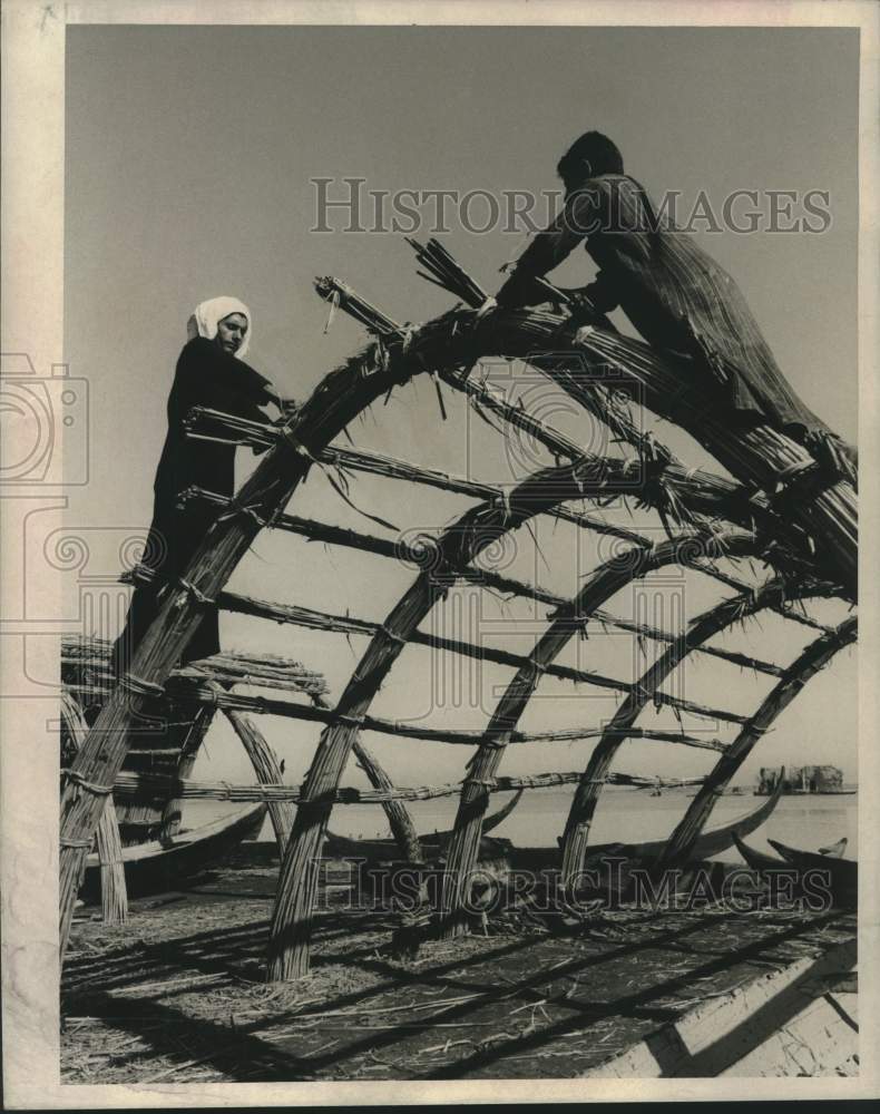 1969 Press Photo Al Dubbon village tribesmen build their houses with marsh reeds- Historic Images