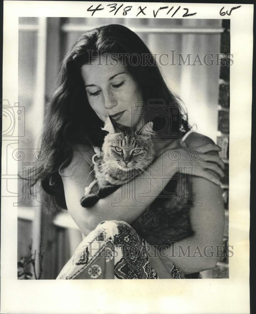 1977 Press Photo Leigh Hennessy of United States Trampoline Team With Her Cat- Historic Images