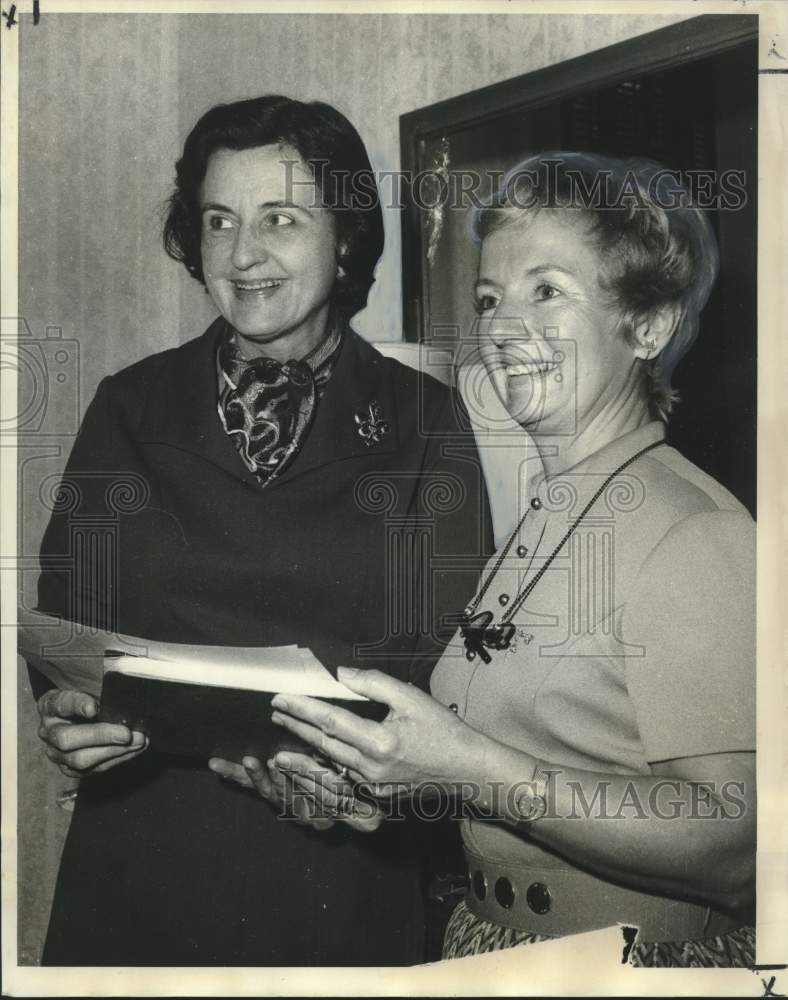 1971 Press Photo Mrs. William Curry Jr. &amp; Mrs. Nolan Kammer of Kappa Kappa Gama- Historic Images