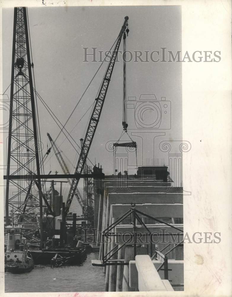 1968 Press Photo Heavy machinery at the construction site of Causeway Bridge- Historic Images