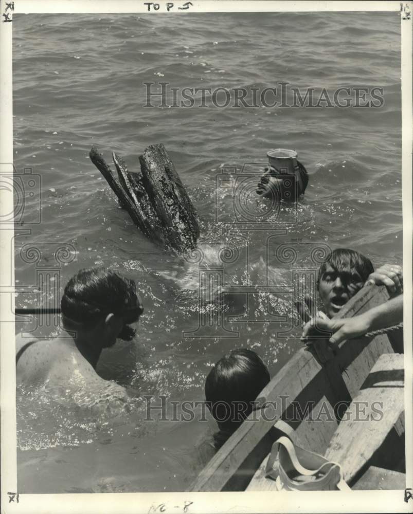 1959 Press Photo Divers setting-up dynamite to blast pilings from the river
