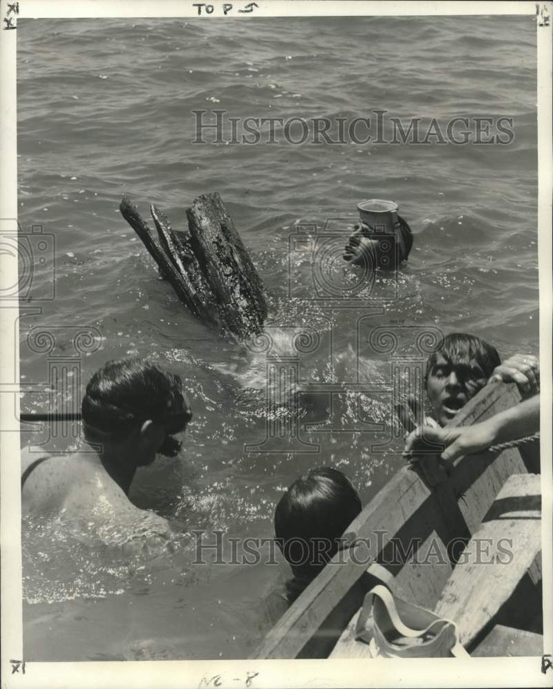Load image into Gallery viewer, 1959 Press Photo Divers setting-up dynamite to blast pilings from the river
