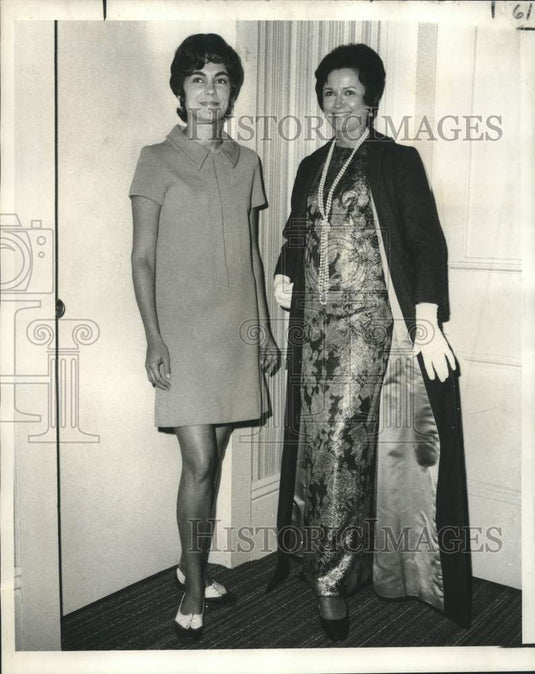1970 Press Photo Junior League models Mrs. Hans Jonassen and Mrs. James Worrill.- Historic Images