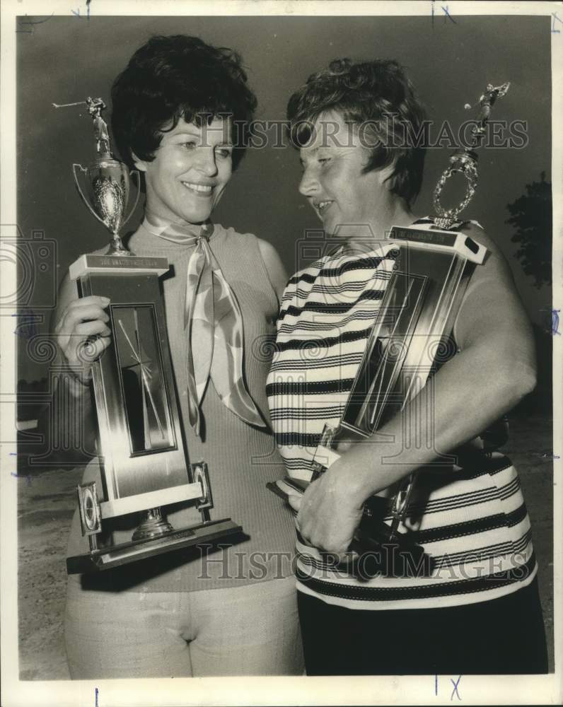 1970 Press Photo Margie Kent shows her golf championship trophy to Bea Palmer- Historic Images