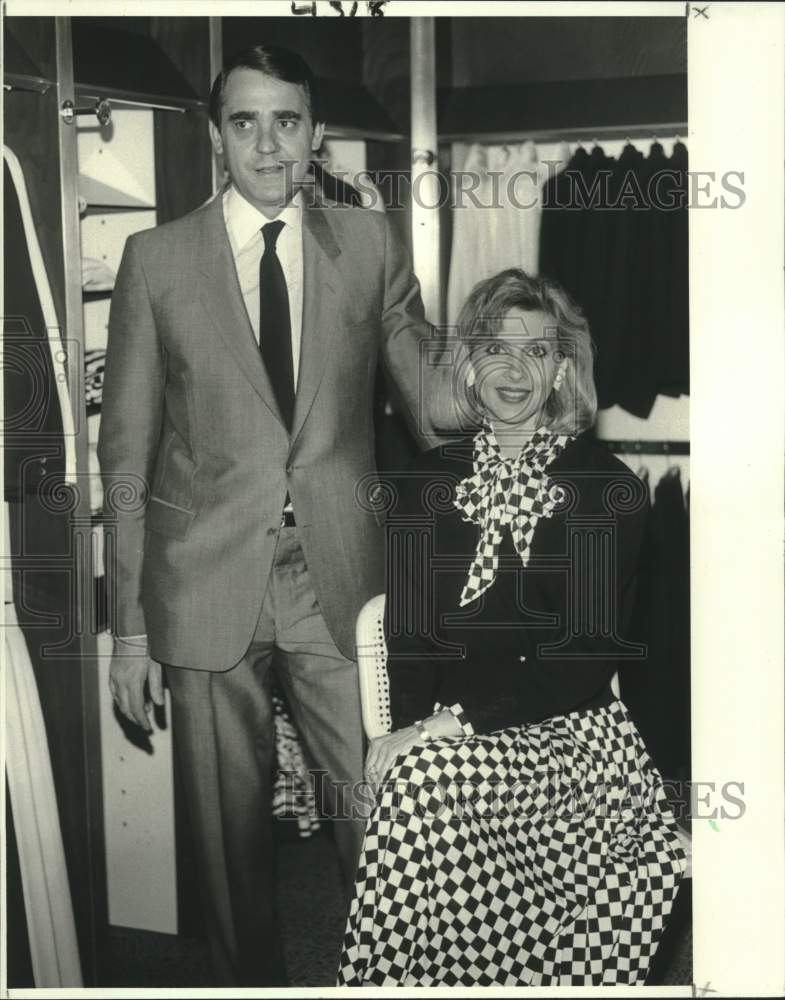 1984 Press Photo Jaeger president Rodney Johnson with a model wearing sweater- Historic Images