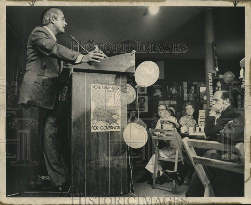 Load image into Gallery viewer, 1971 Press Photo Bennett Johnston, right and Edwin Edwards at campaign dinner.
