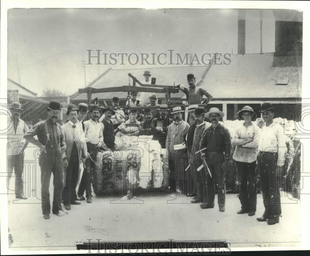 1890 Press Photo Men stand around a cotton scale in New Orleans. - nob54096