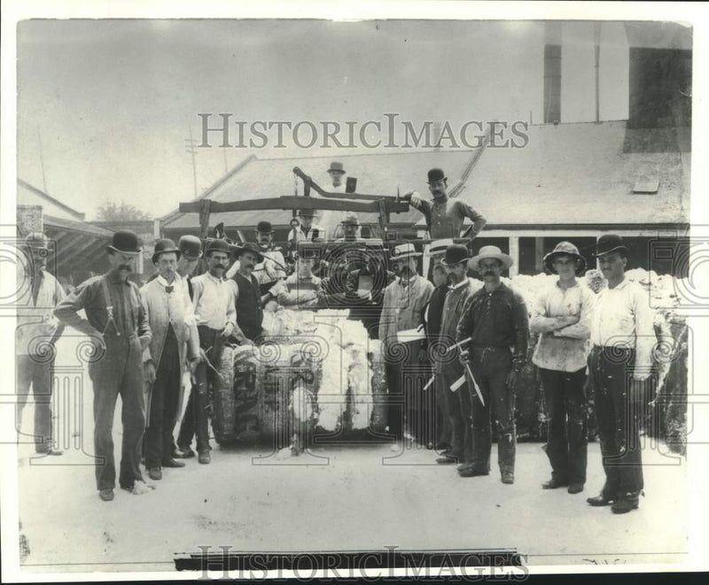 Load image into Gallery viewer, 1890 Press Photo Men stand around a cotton scale in New Orleans. - nob54096
