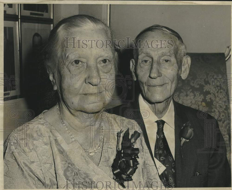 Load image into Gallery viewer, 1969 Press Photo Mr. &amp; Mrs. D.E. Hendricks celebrate 60th wedding anniversary

