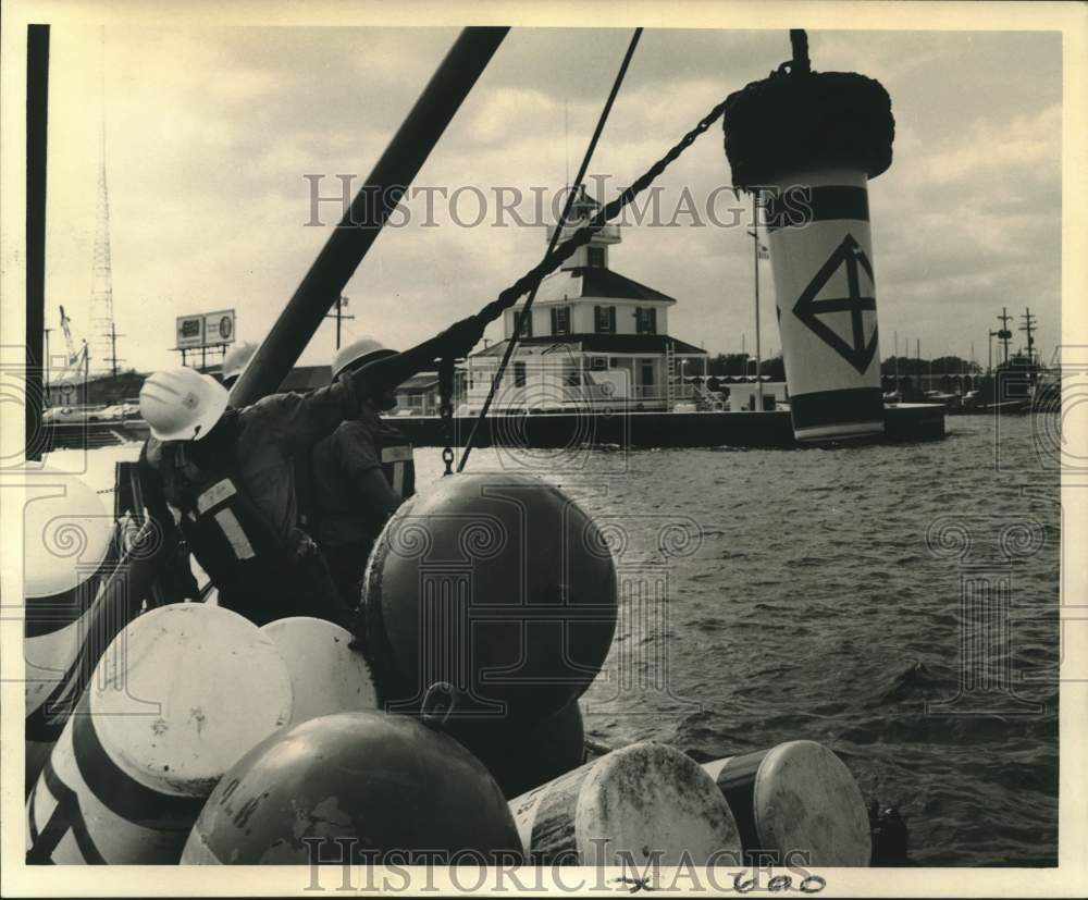 1974 Press Photo Coast Guard personnel install buoys on Lake Pontchartrain- Historic Images