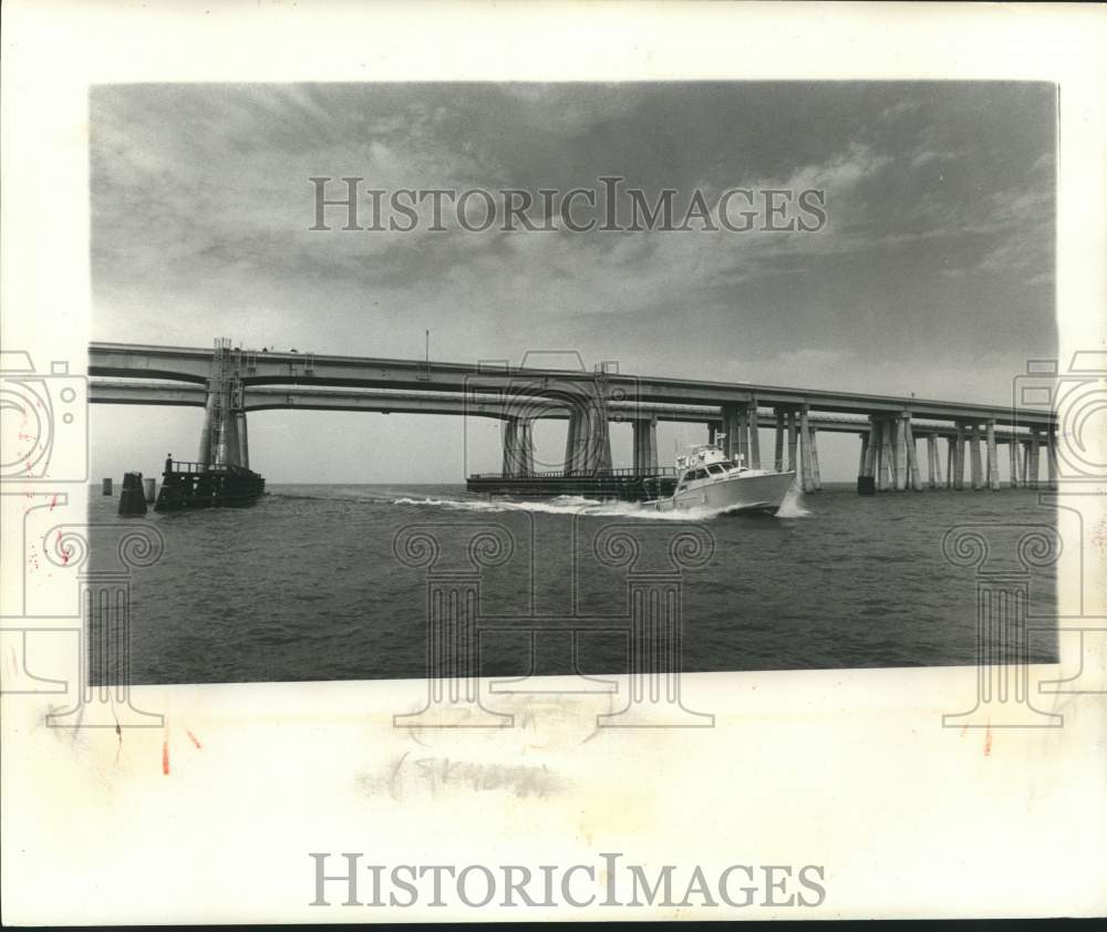1974 Press Photo Coast Guard Boat Drives Under Lake Pontchartrain Causeway - Historic Images