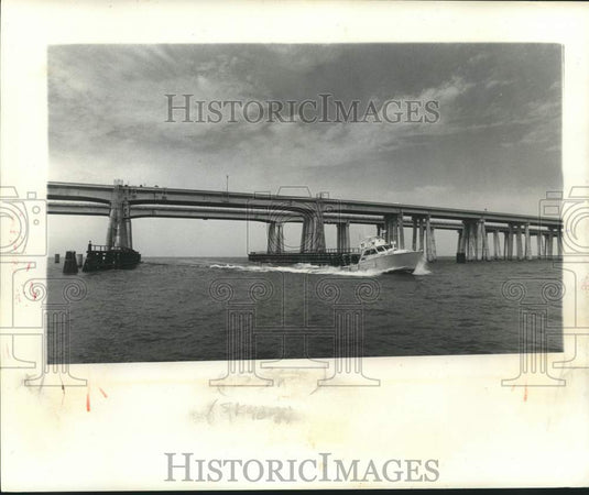 1974 Press Photo Coast Guard Boat Drives Under Lake Pontchartrain Causeway - Historic Images