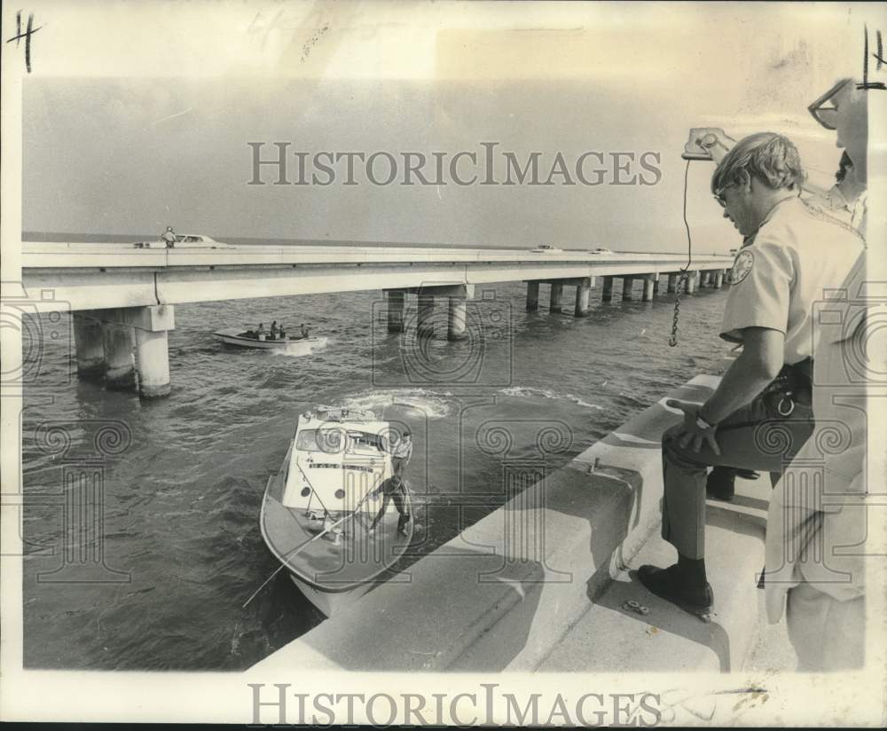 1974 Press Photo Officers search for victims at Lake Ponchartrain Causeway- Historic Images