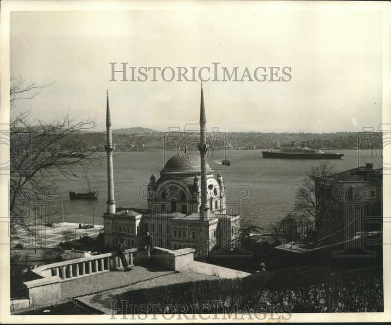 Load image into Gallery viewer, 1955 Press Photo Soldier's Mosque in Istanbul, overlooking the Bosphorus
