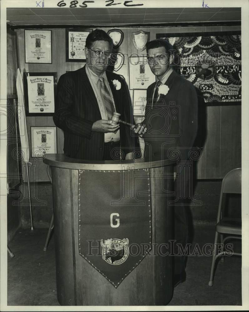Load image into Gallery viewer, 1971 Press Photo Retiring and new governor of Harvey Lodge No. 2105 - nob55053
