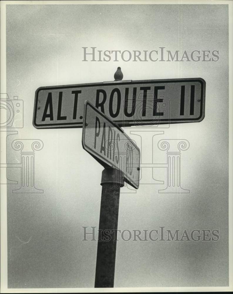 1961 Press Photo Signpost At Intersection of Alternate Route 11 And Paris Road- Historic Images