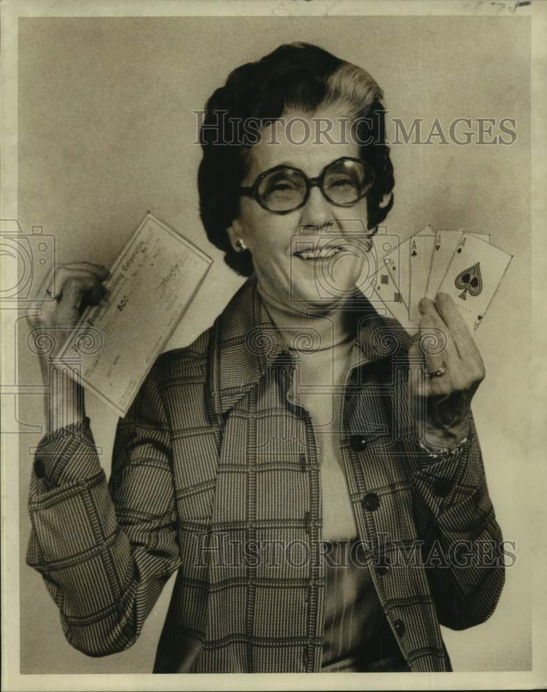 1974 Press Photo Mrs. Anne B. LeBeau displays winning hand and $500 check- Historic Images