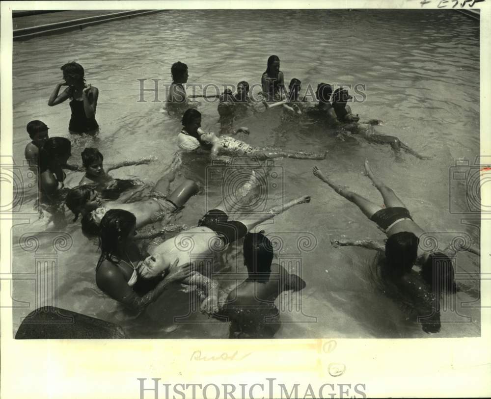 1980 Press Photo Children enjoy summer swim program at Kehoe School in Metairie- Historic Images