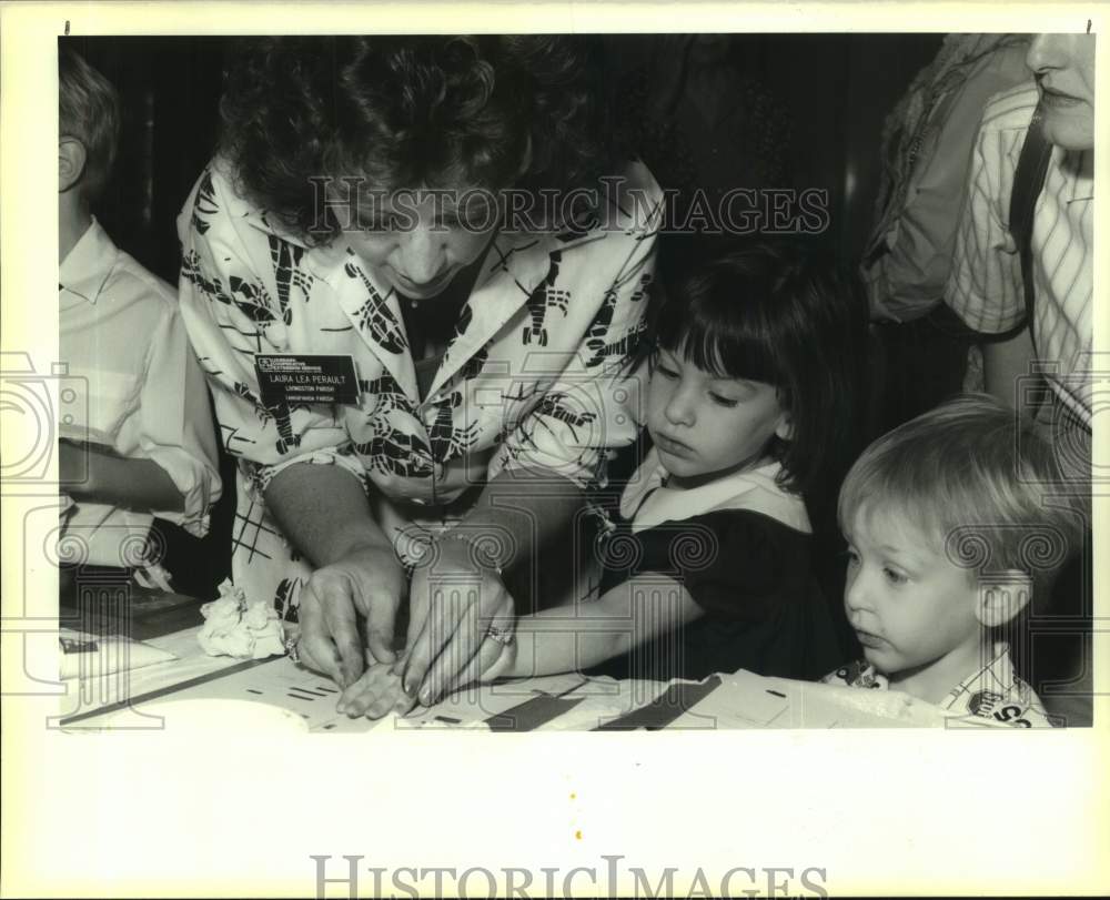 1989 Press Photo Fingerprinting activities at Lakeside Shopping Center- Historic Images