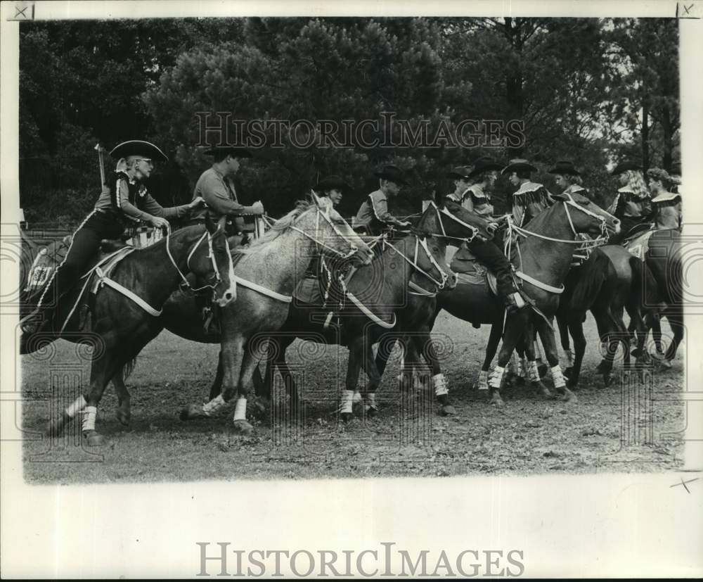 1962 Press Photo Rodeo - Youngsters learning Wagon wheel maneuver - nob55534- Historic Images