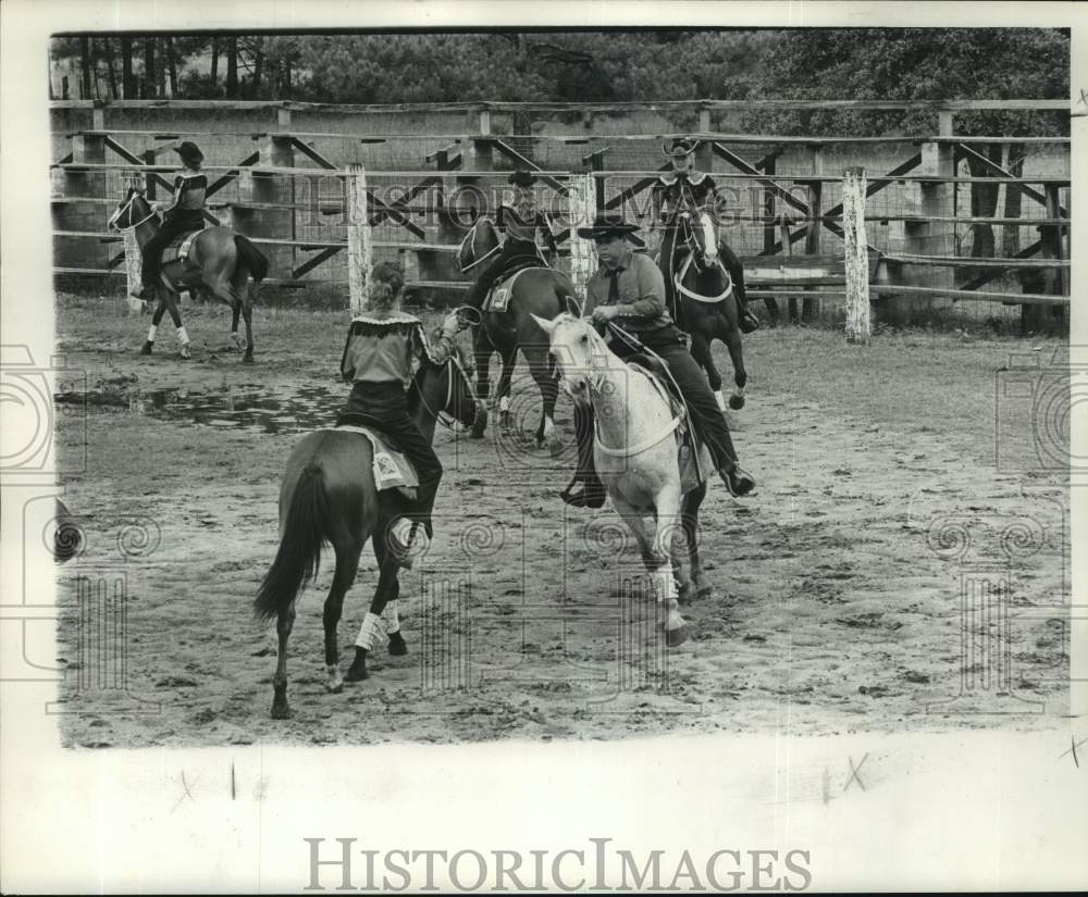 1962 Press Photo Lazy Y Amateur Rodeo - Horses during figure eight formation- Historic Images