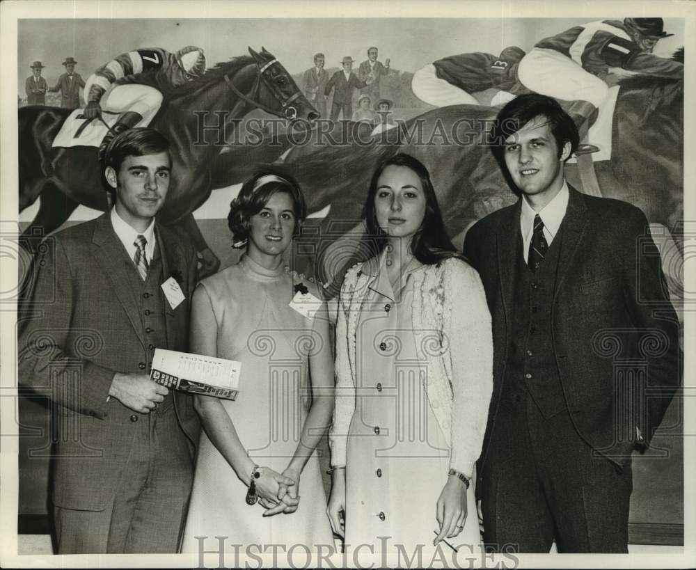 1971 Press Photo Mr. &amp; Mrs. Jeff Haynes with Mr. &amp; Mrs. Craig Laury at the races- Historic Images