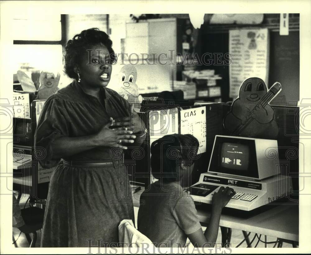 1983 Press Photo Teacher Althea Washington and student Shana Brumfield at Lawles- Historic Images