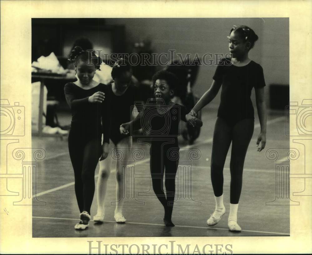 1994 Press Photo Classmates help Iraione Leblanc walk at dance class - nob55659- Historic Images