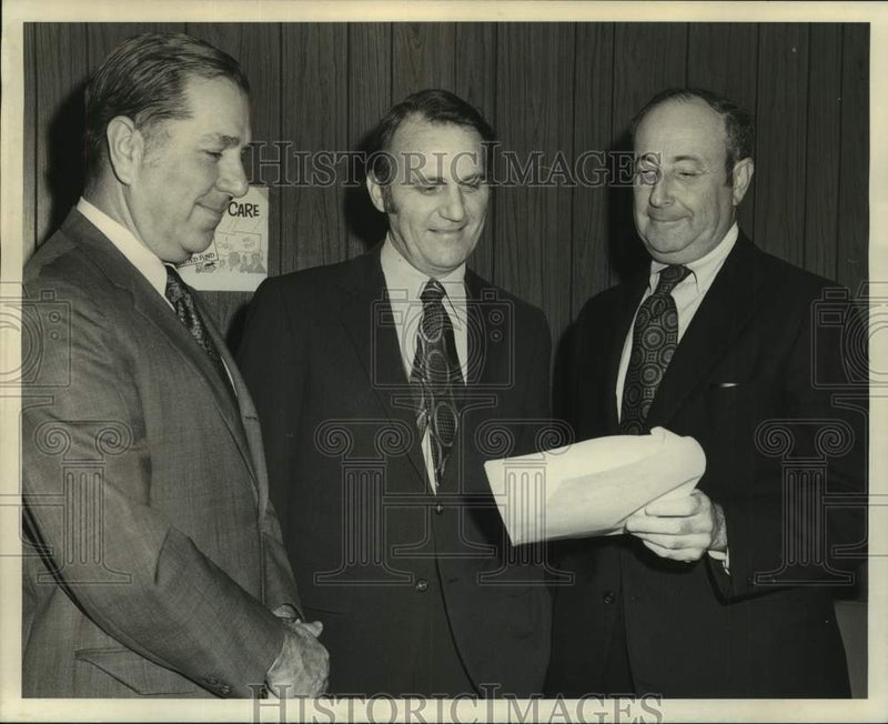 Load image into Gallery viewer, 1972 Press Photo Edward A. Laroussini, Dr. B. Gray Taylor and Chas. Schwartz Jr
