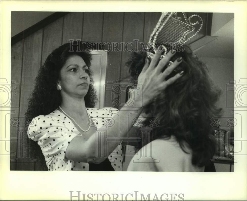 1989 Press Photo Gumbo Queen-Lynda &quot;Nanny&quot; Larousse adjusts crown for Julie Neck- Historic Images