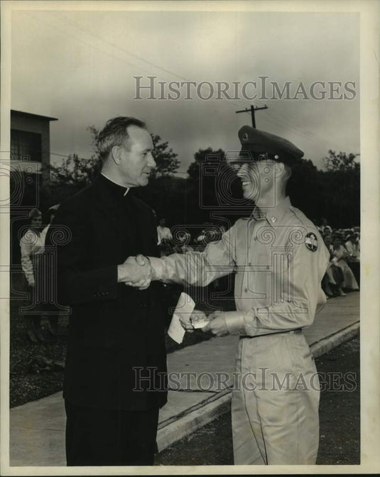 1959 Press Photo Rev. Patrick Donnelly, S.J. & Kenneth Leahy at Loyola Awards