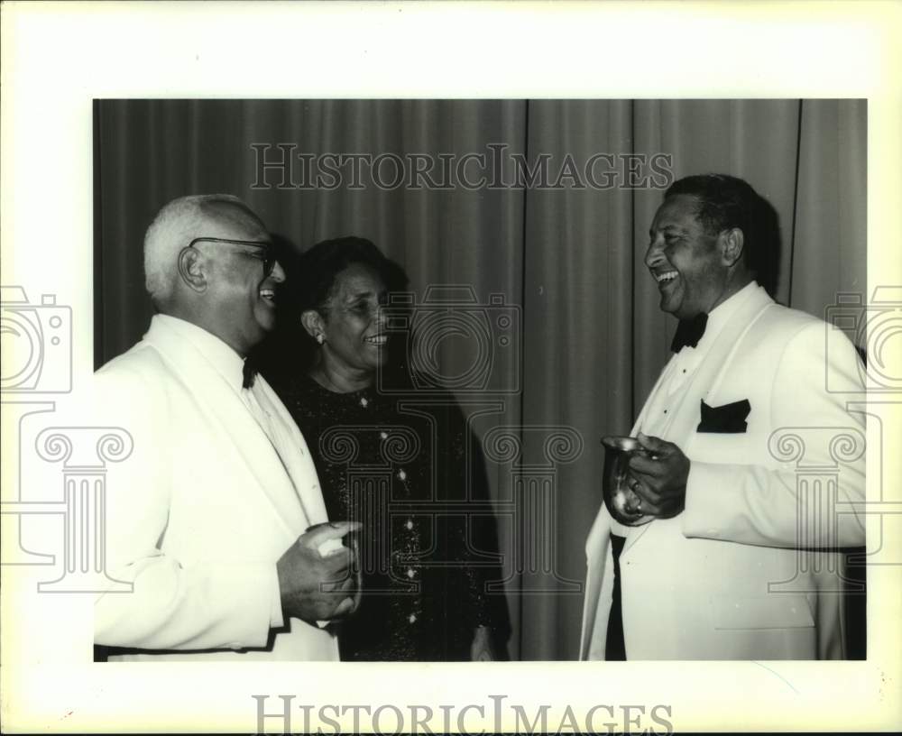 1994 Press Photo Kenneth Leary Jr., Edna Leary, Walter Glapion at Titans- Historic Images