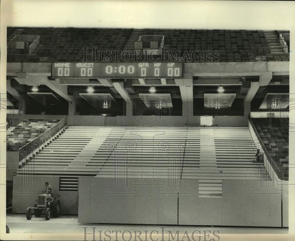 1975 Press Photo Adjustable roll-out stands at the Louisiana Superdome- Historic Images