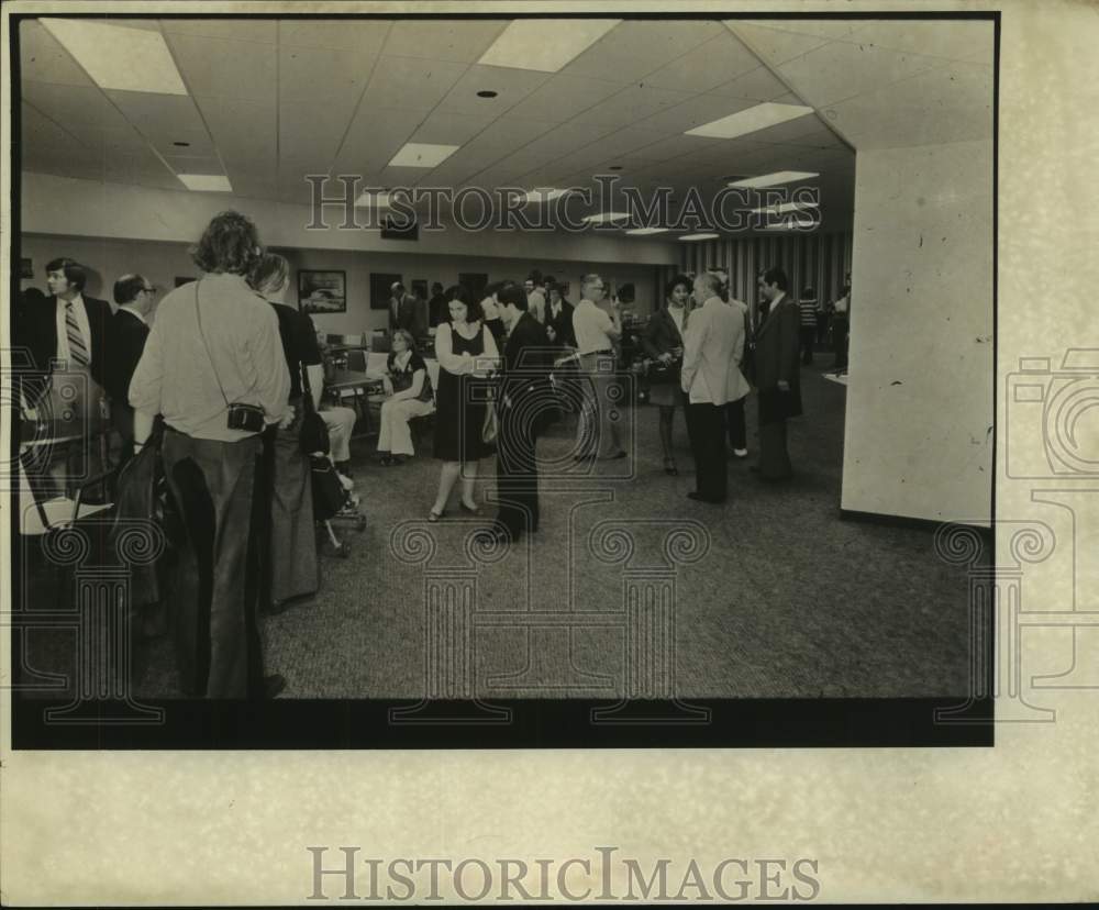 1976 Press Photo Reporters exchange game stories at Press Lounge of Superdome- Historic Images