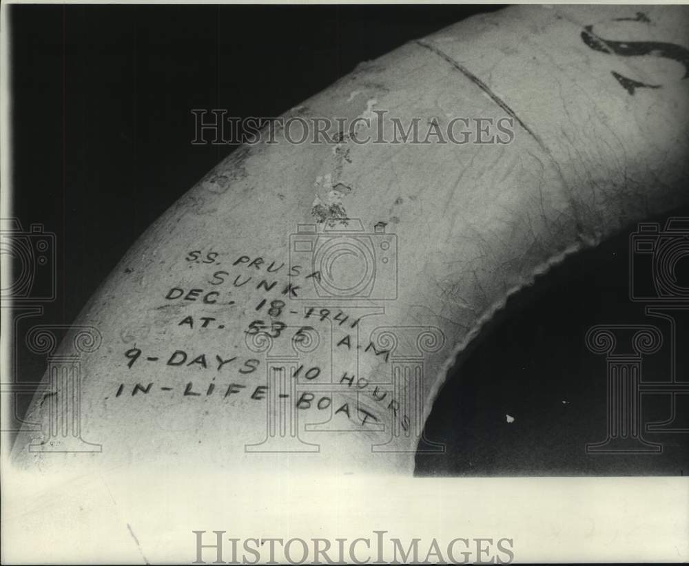 1972 Press Photo The 13 survivors from the S.S. Prusa made record on life ring - Historic Images